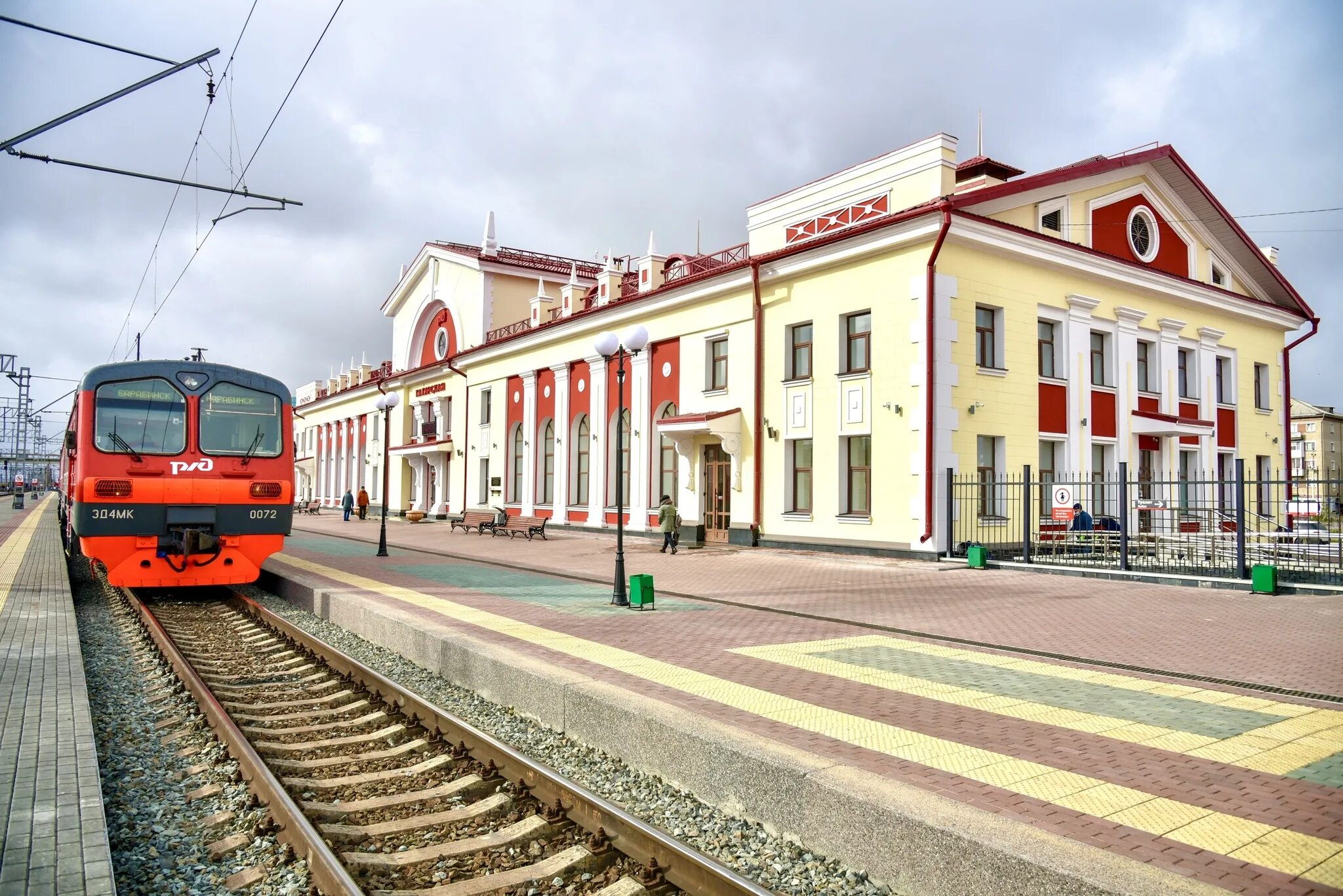 Татарск слушать. Станция Татарская Новосибирская область вокзал. ЖД вокзал Татарск Новосибирская область. Вокзал в городе Татарске. Новый вокзал Татарск Новосибирская область.