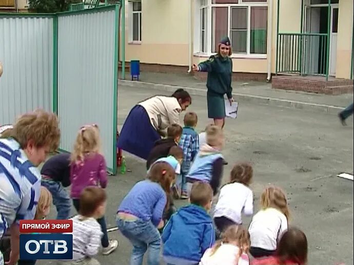 Пожарная тревога в детском саду. Учебная пожарная тревога в детском саду.. Пожарная тревога в саду детском саду. Показать внимание пожарного тревога в садике. Детский сад тревога