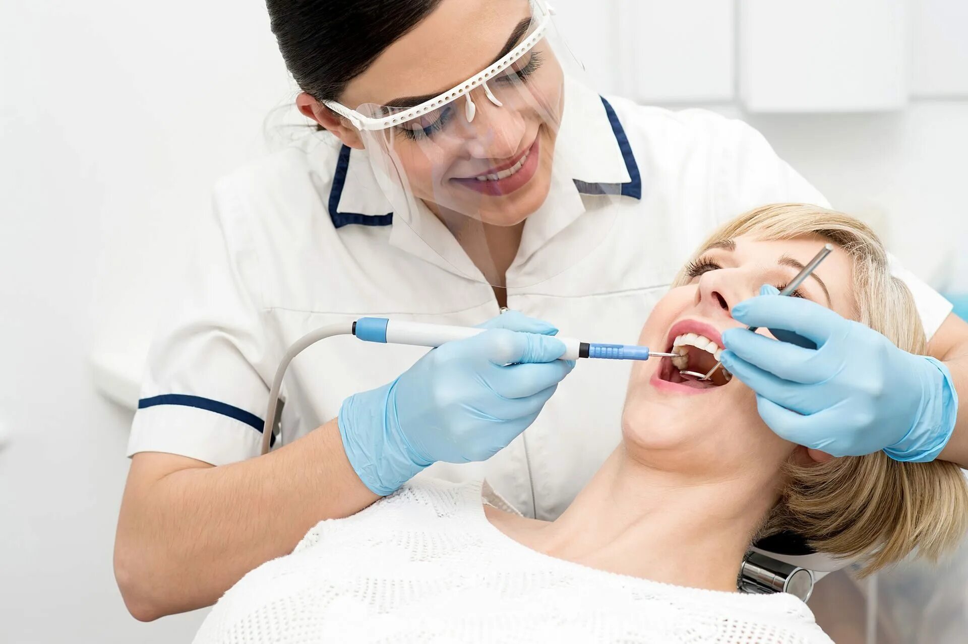 Профессиональная гигиена полости. Терапия стоматология. Зубы стоматолог. Медсестра стоматолог.