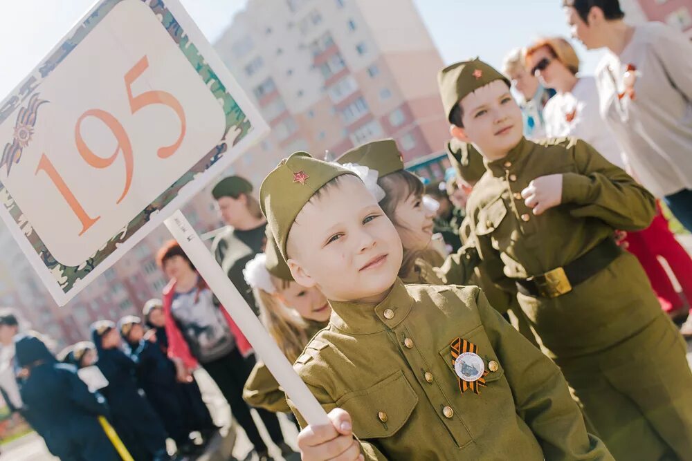 Дети на параде. Дети на параде Победы. Солдат и ребенок на параде. Детский парад Победы.