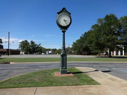 Street clock (Verdin), Perry School, Perry, Georgia.JPG. 