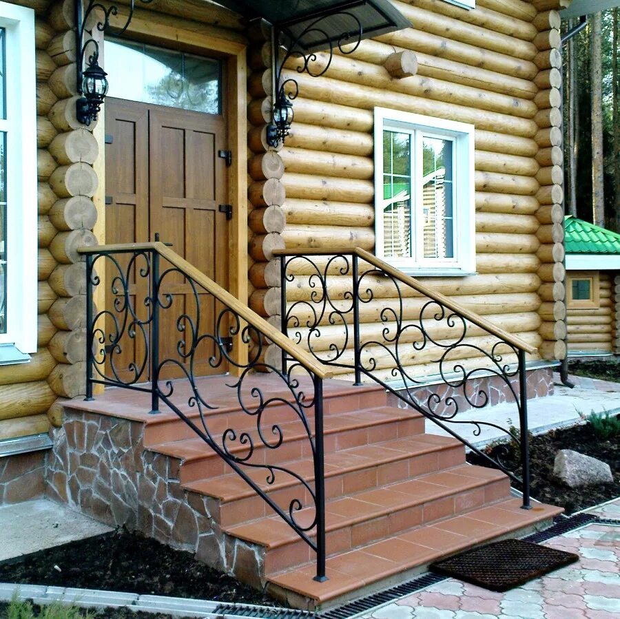 Крыльцо веселое. Кованое крыльцо 2 ступени. крыльцо в частном доме. входные ступеньки. входная лестница в частный дом.