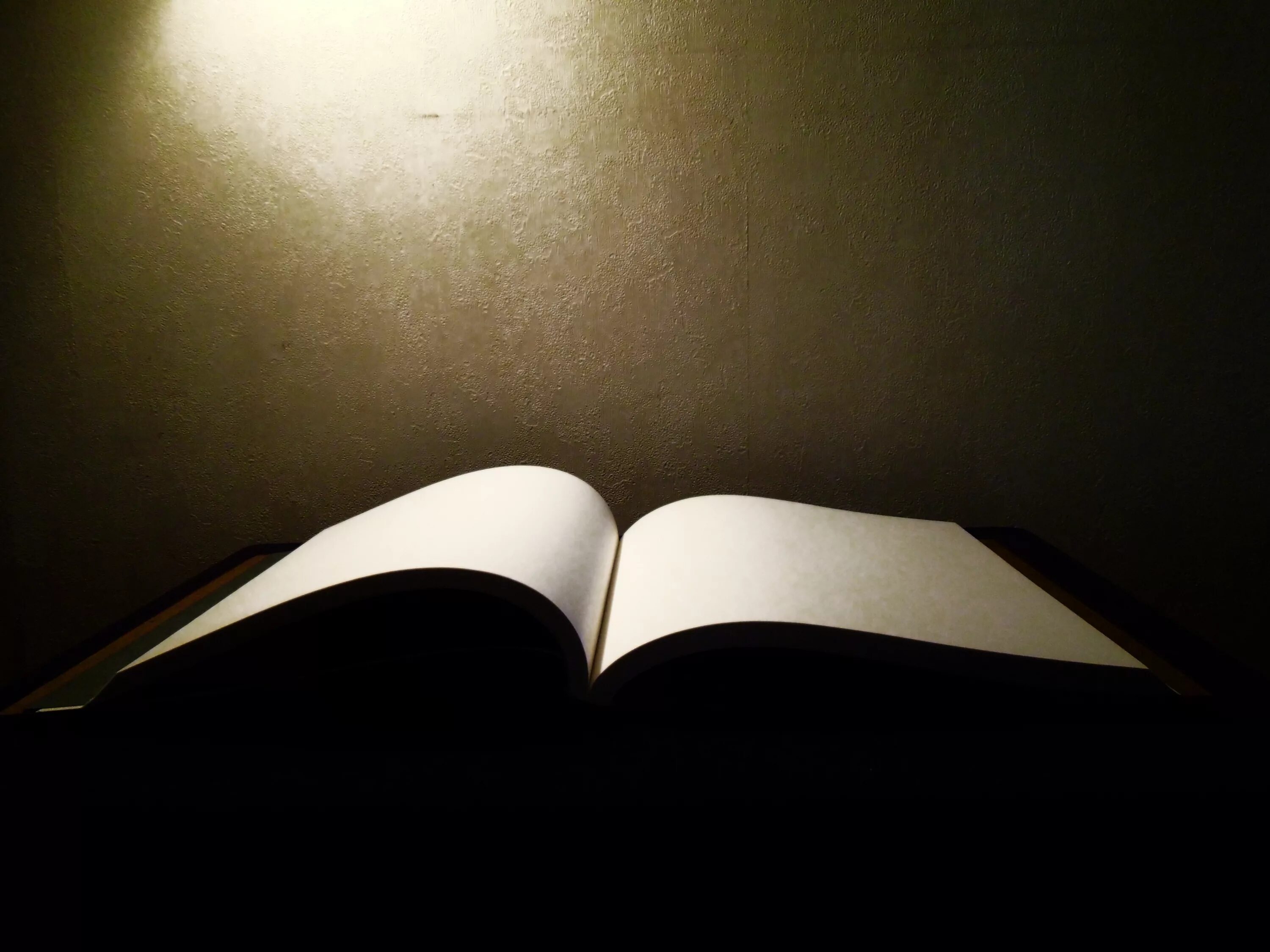Книги полная темнота. Открытая книга. Раскрытая книга. Фон открытой книги. Книга на черном фоне.