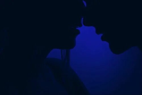 Blue kisses. Поцелуй Эстетика синий. Неоновый поцелуй. Поцелуй в темноте. Поцелуй в неоновом свете.