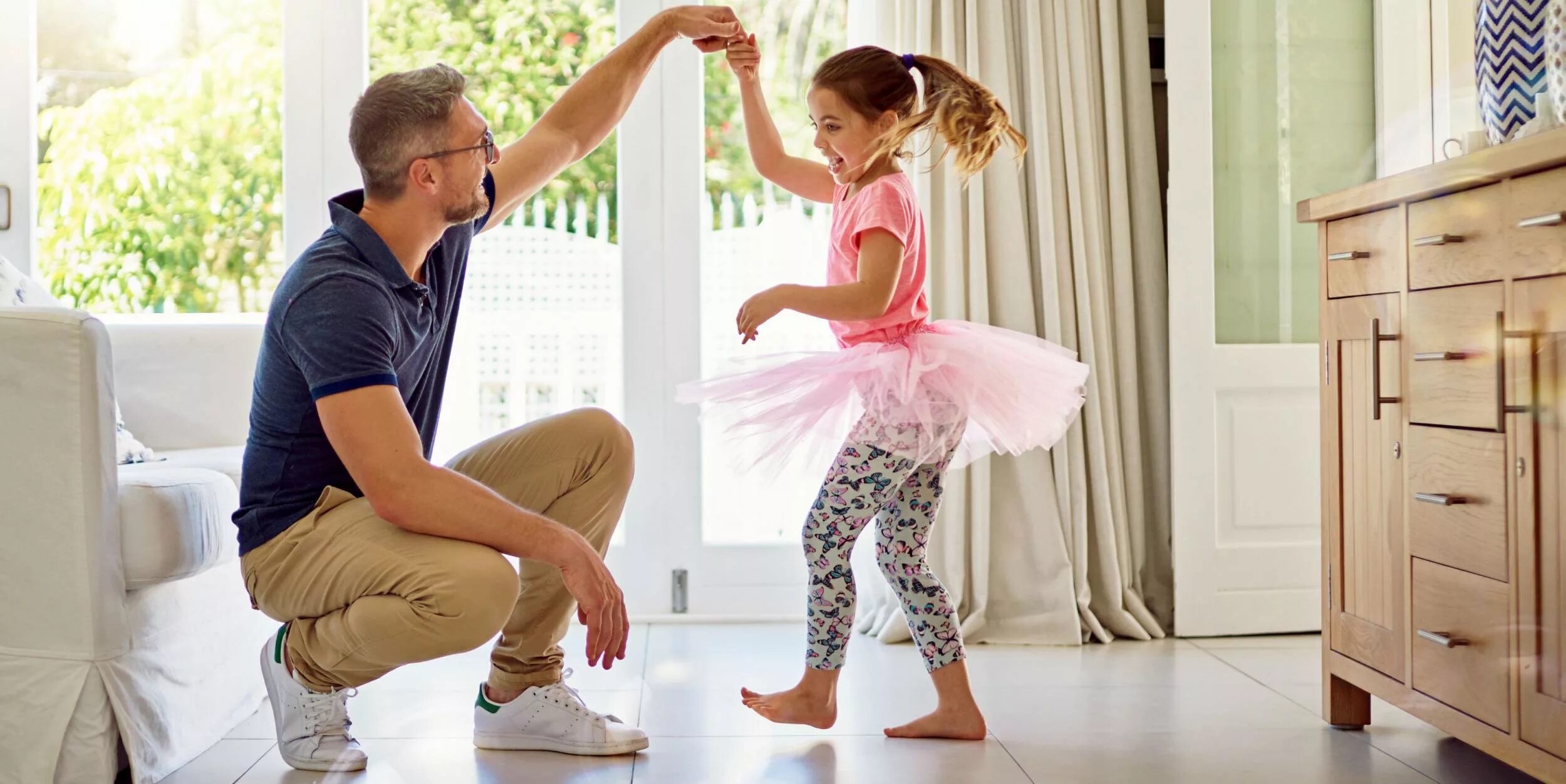 Папа с дочкой танцуют. Родитель ребенок танец. Мама танцует с ребенком.