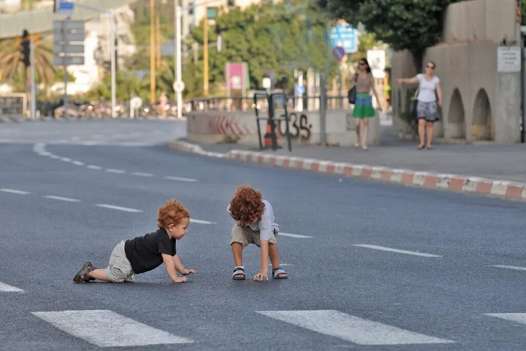 Одно неверное движение. Дорожные ситуации для дошкольников. Девушка переходит дорогу. Дорожные ситуации для детей. Полоса для поворота.