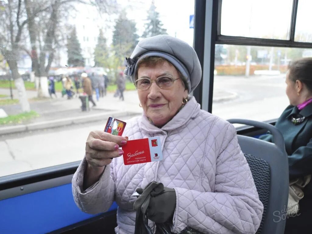 Право пенсионеров на бесплатный проезд. Пенсионеры в общественном транспорте. Проездной для пенсионеров. Проездной пенсионерам на общественный. Льготники в автобусе.