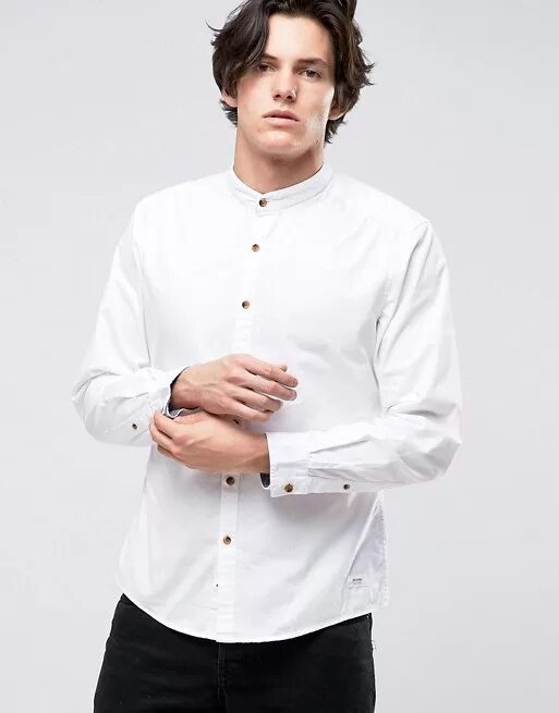 Белая рубашка с коричневыми пуговицами. Белая рубашка с черными пуговицами. Белая рубашка с черными пуговицами мужская. Мужские белые рубашки с застежками.
