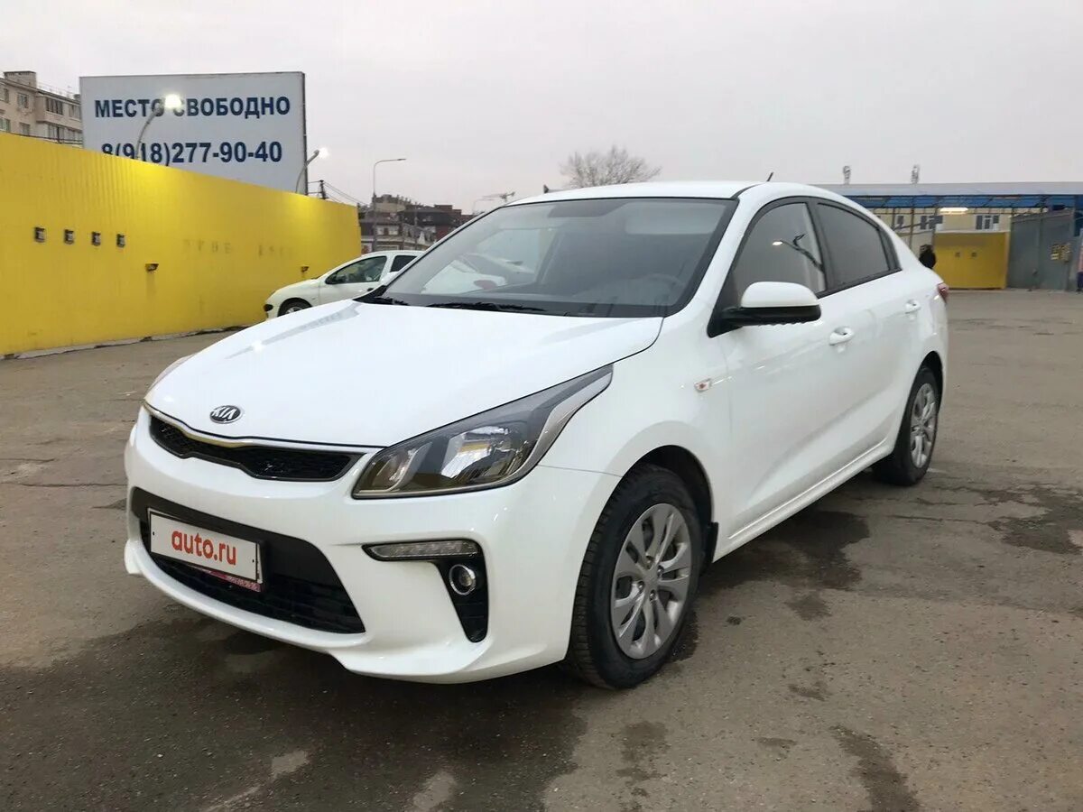 Купить б/у Kia Rio IV 1.6 AT (123 л.с.) бензин автомат в Санкт-Петербурге: белый
