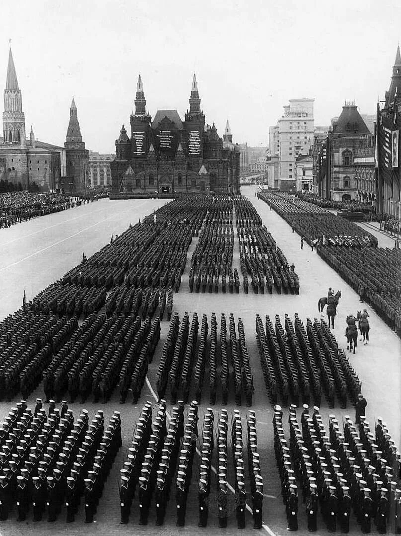 Парад в сорок первом. Парад 7 ноября 1941. Парад на красной площади Москва 1941. Военный парад 7 ноября 1941 года в Москве на красной площади. Военный парад на красной площади 7 ноября 1941 г.