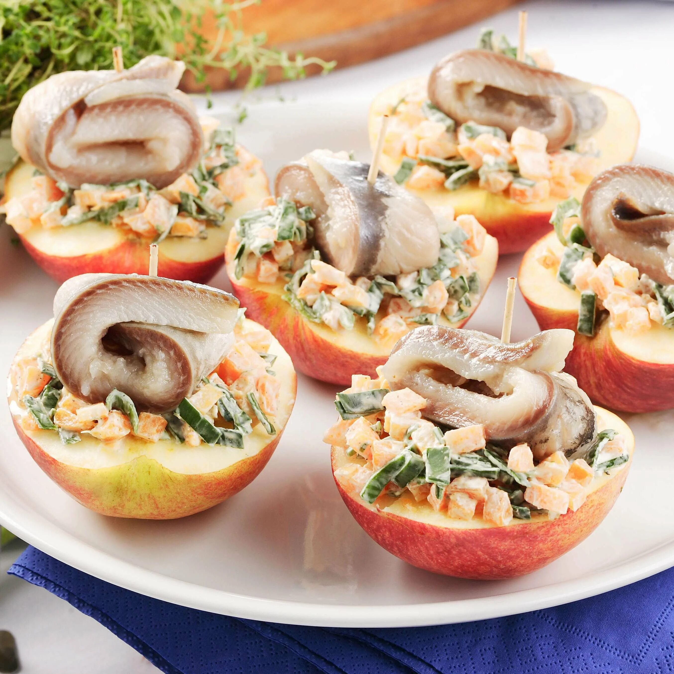 Тартинки с селедкой мировой закусон. Канапе с палтусом. Необычные холодные закуски. Тарталетки с форелью слабосоленой. Необычные закуски.