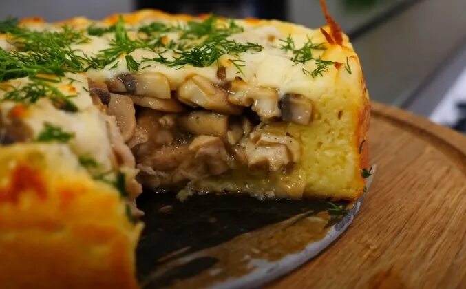 Фарш картошка грибы сыр в духовке. Картофельная запеканка с фаршем и грибами. запеканка с грибами и картофелем в духовке. запеканка с грибами и картофельным пюре. запеканка с фаршем и грибами и картошкой в духовке.