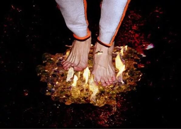 Пытка ног девушки. Ноги в огне. Босыми ногами по углям. Ходить по углям босиком. Хождение босиком по углям.