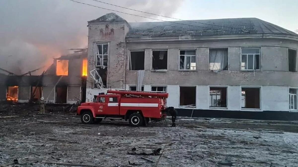 Здание горит. Школа горит. Пожар в здании. Разрушенная школа в Украине.