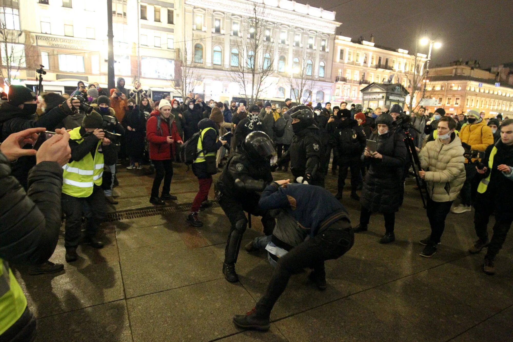 Протесты в Петербурге. Протесты на Невском. Протесты против Украины. Протесты Гостиный.