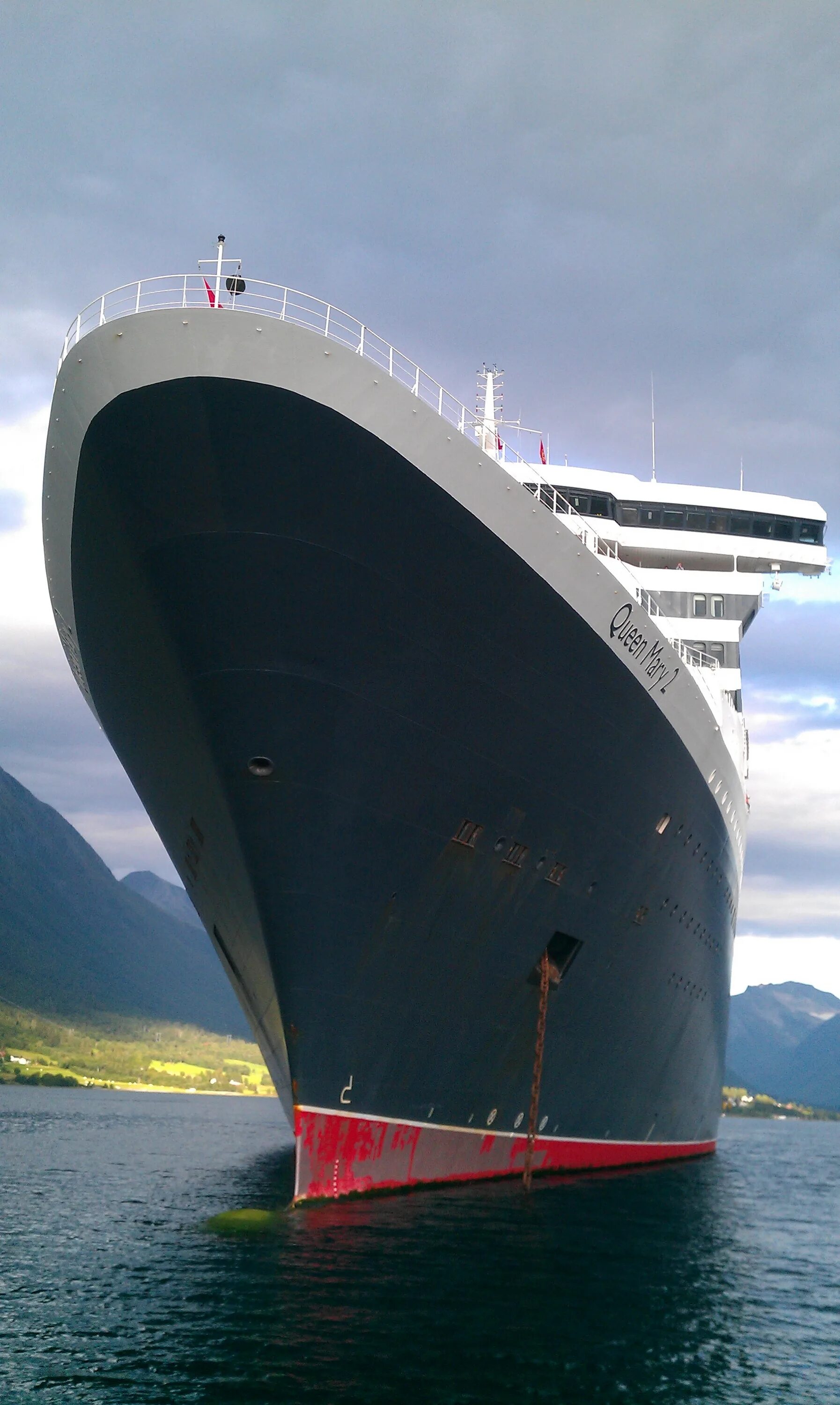 Огромный снизу. Queen Mary 2 в Норвегии. Фьорды Норвегии корабль. Самый большой корабль.