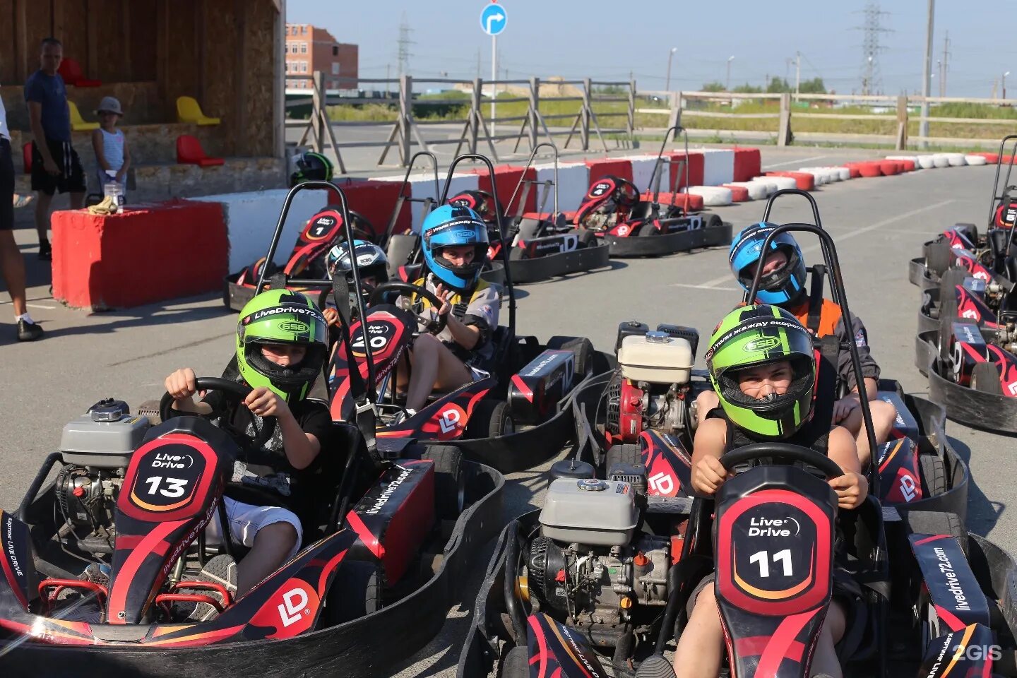 Лайв драйв картинг тюмень. Тц солнечный картинг. Картинг фотозона. Лайв драйв картинг тюмень. Лайв драйв картинг тюмень.