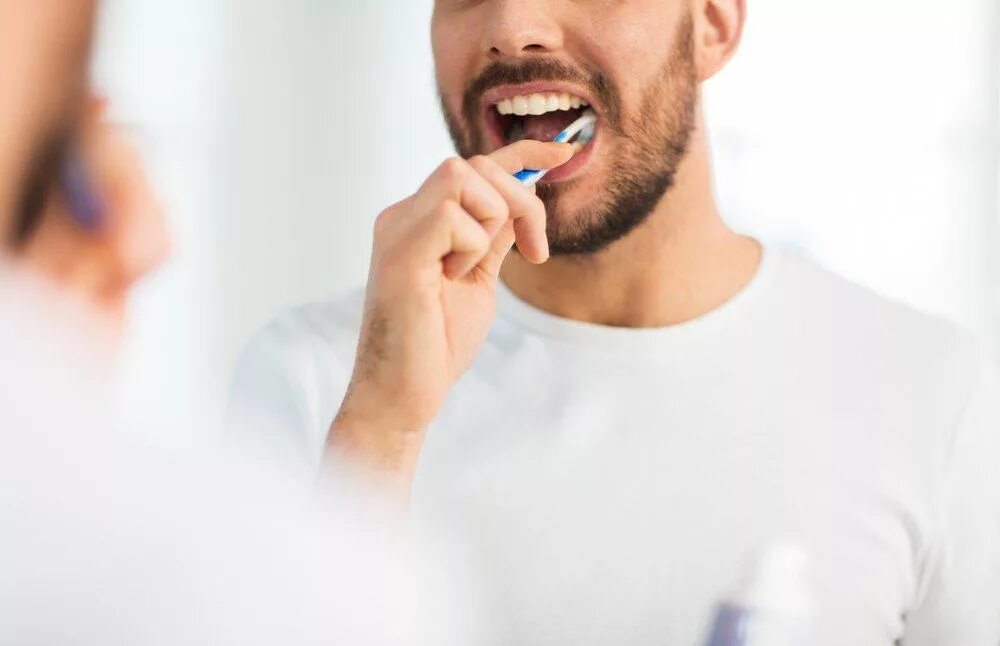 Человек с зубной щеткой. Чистим зубы!. Красивые зубы мужские. Мужчина с зубной щеткой. Правильно чистить зубы до завтрака или