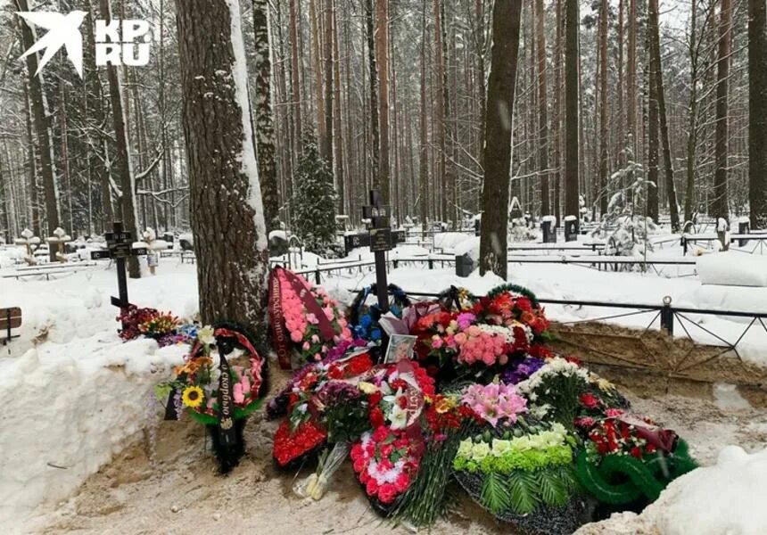 Кладбище зимой. Снежная могила. Похороны женщины утонувшей в проруби на крещение. Могила утонувшей