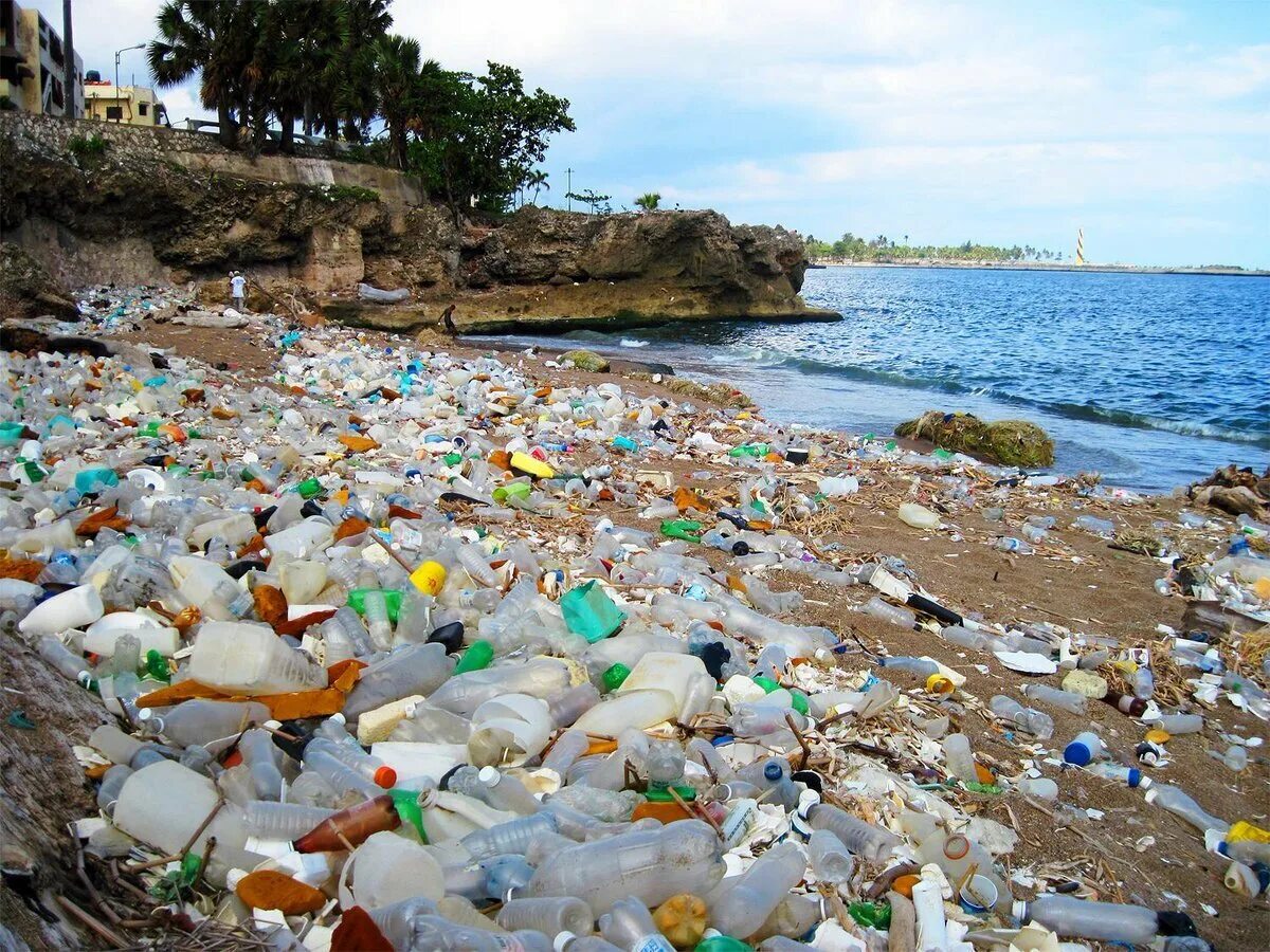 Засорять природу. Пластиковое загрязнение. Пластиковые бутылки в океане. Пластмассовые отходы в море. Загрязнение океана.