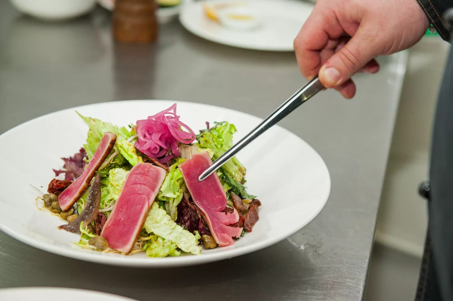 Нисуаз с курицей. Нисуаз с тунцом татаки. Блюда французской кухни. Ресторанное блюдо из тунца. Тунец татаки.