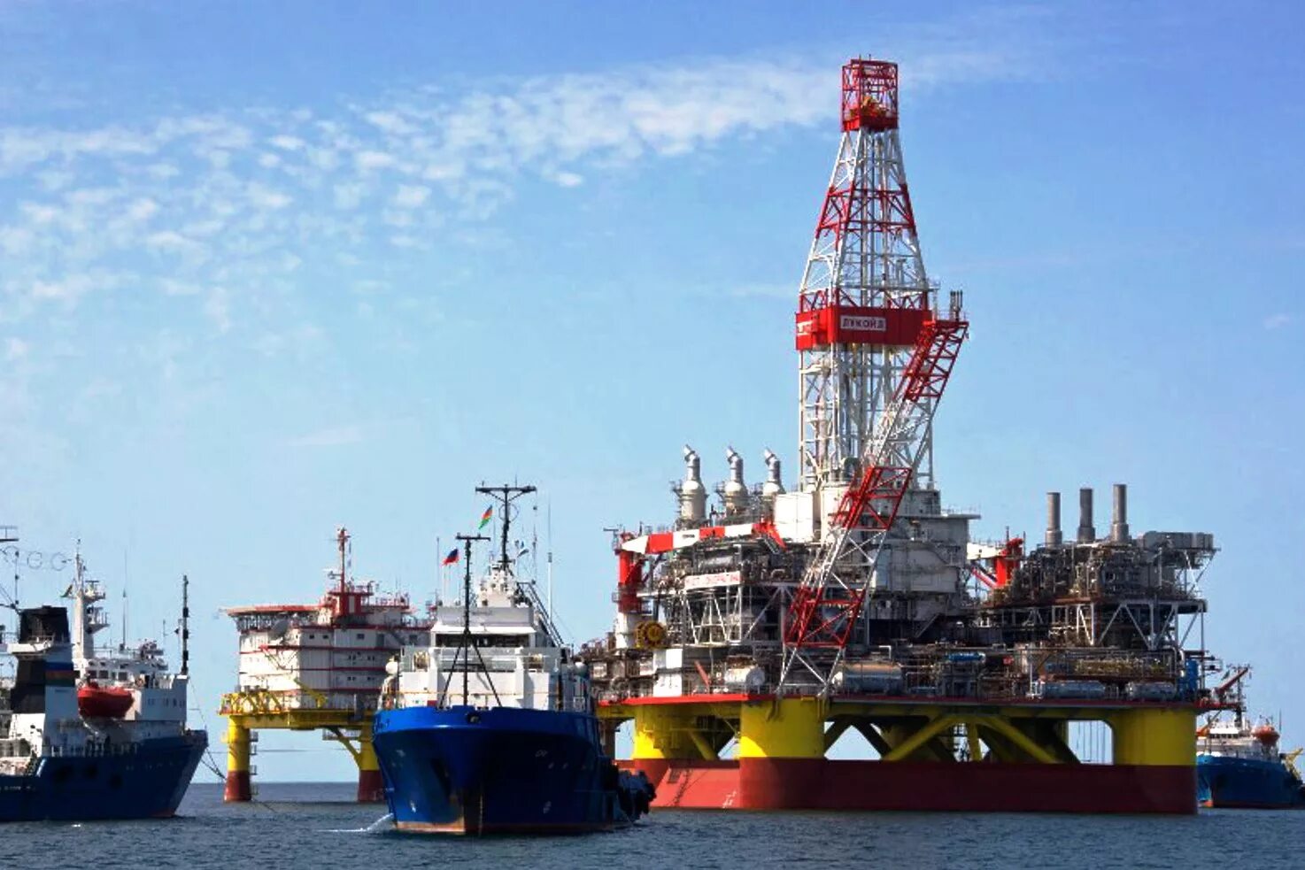 Добыча нефти и газа лукойл. Нефтяные скважины лукойл западная сибирь. Млсп юрия корчагина. Лукойл добыча. Шельфовые проекты лукойла на каспийском море.