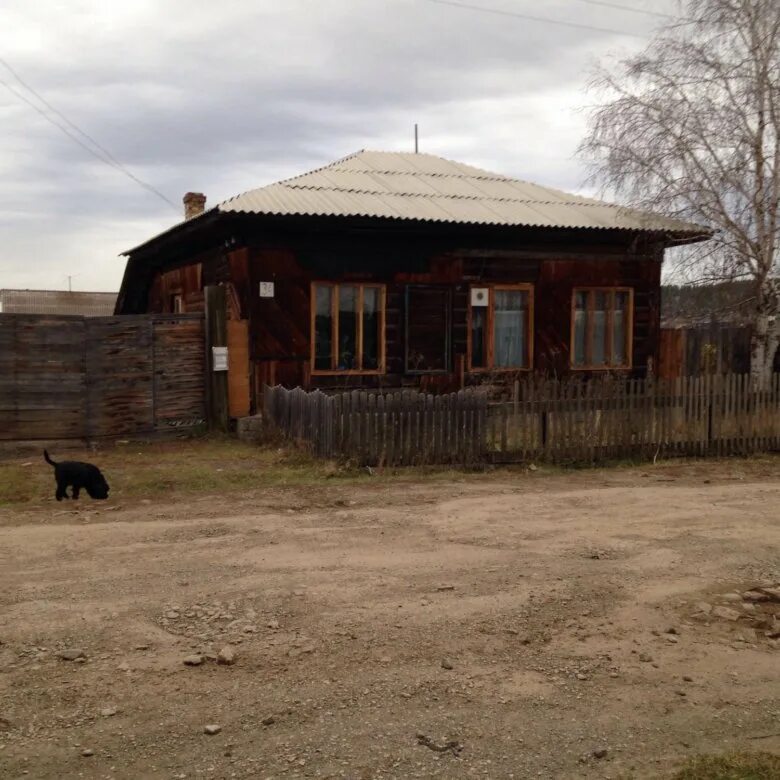 Погода 13 борцов красноярский край. Памяти 13 борцов улица Карнаева. Посёлок 13 борцов Красноярский край. Поселок памяти 13 борцов. 13 Борцов Емельяновский район.