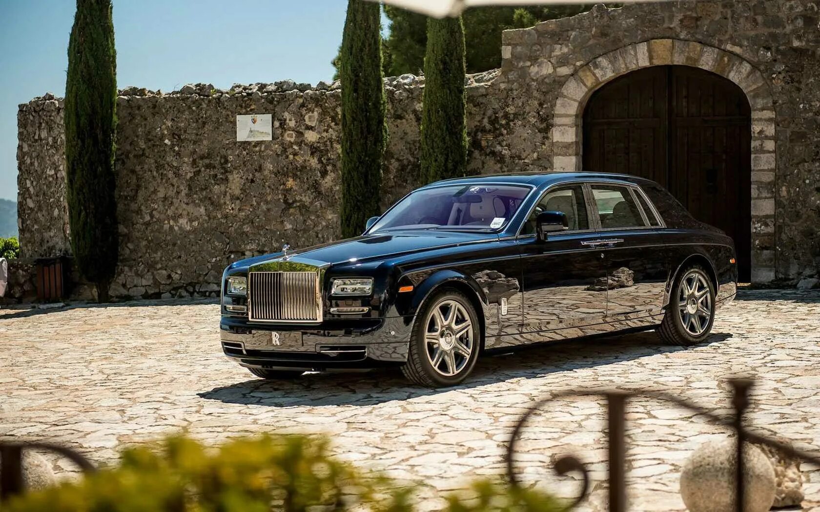 Автомобиль rolls royce