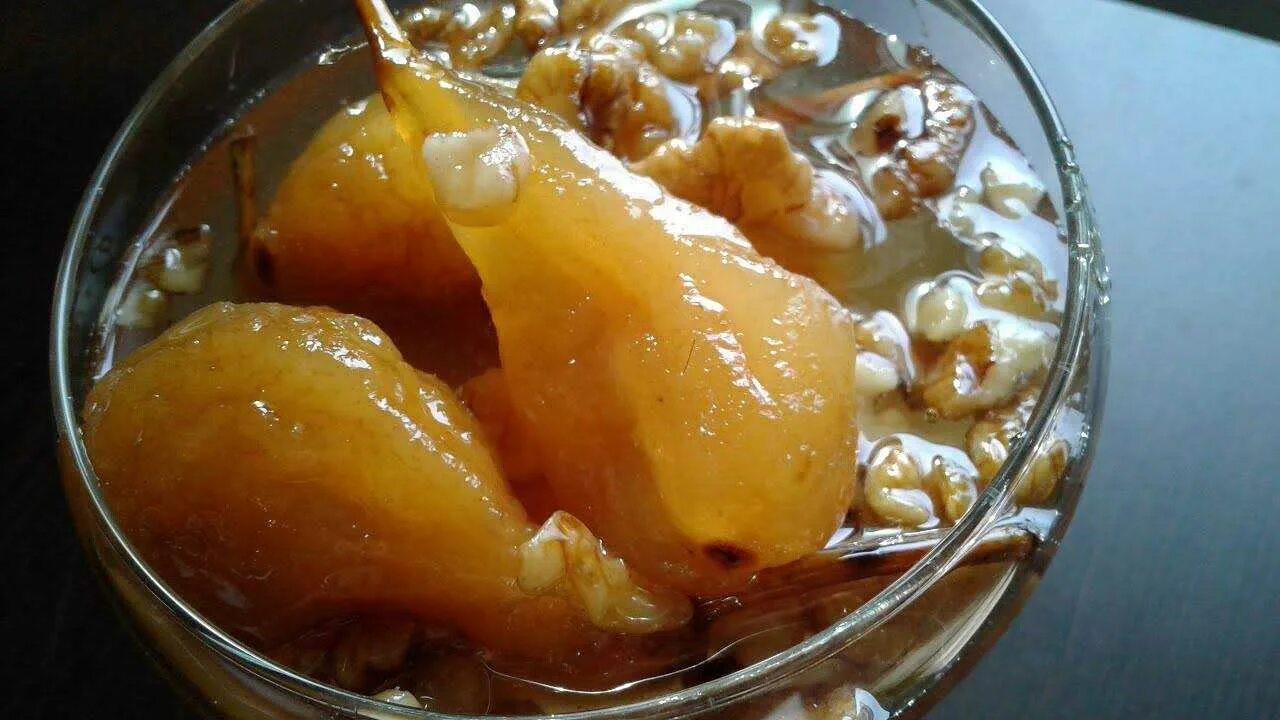 апельсин и грецкий орех. яблоко и апельсин орехи. орехи на новогоднем столе. апельсин и орехи. фрукты и орехи.