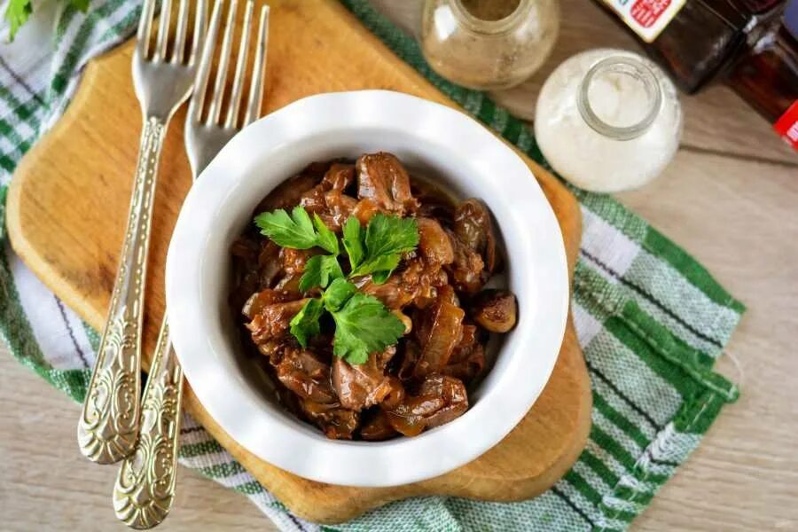 Как готовить сердечки с луком. Куриные сердечки терияки. куриные сердечки в соусе терияки. куриные сердечки тарияк. куриные сердечки в соусе.