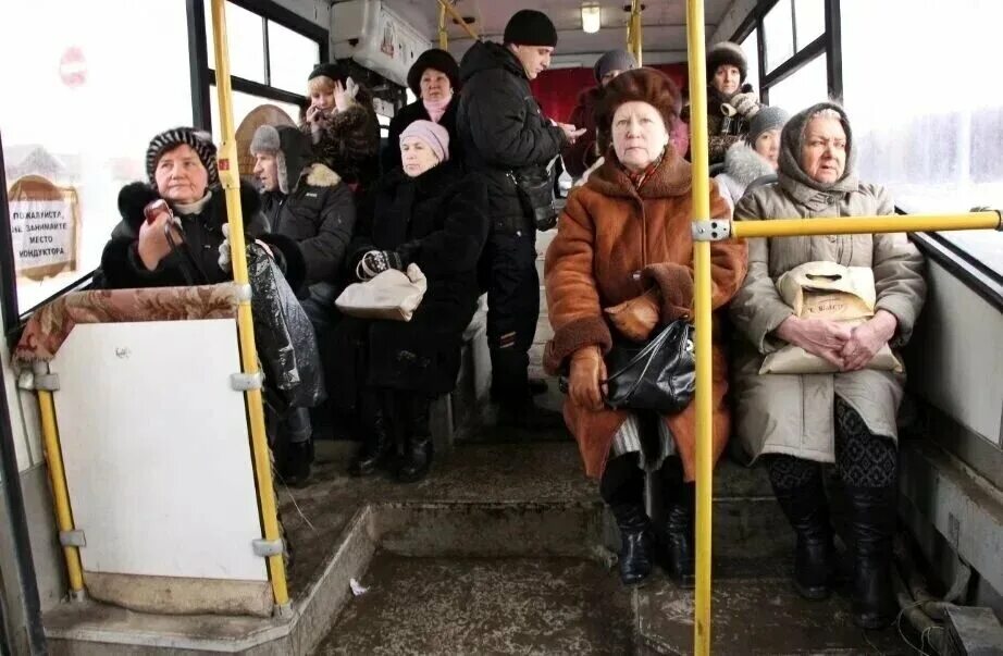 Остановитесь бабушки. Бабушка в автобусе. Бабки в маршрутке. Бабуля в маршрутке. Бабка сидит в автобусе.
