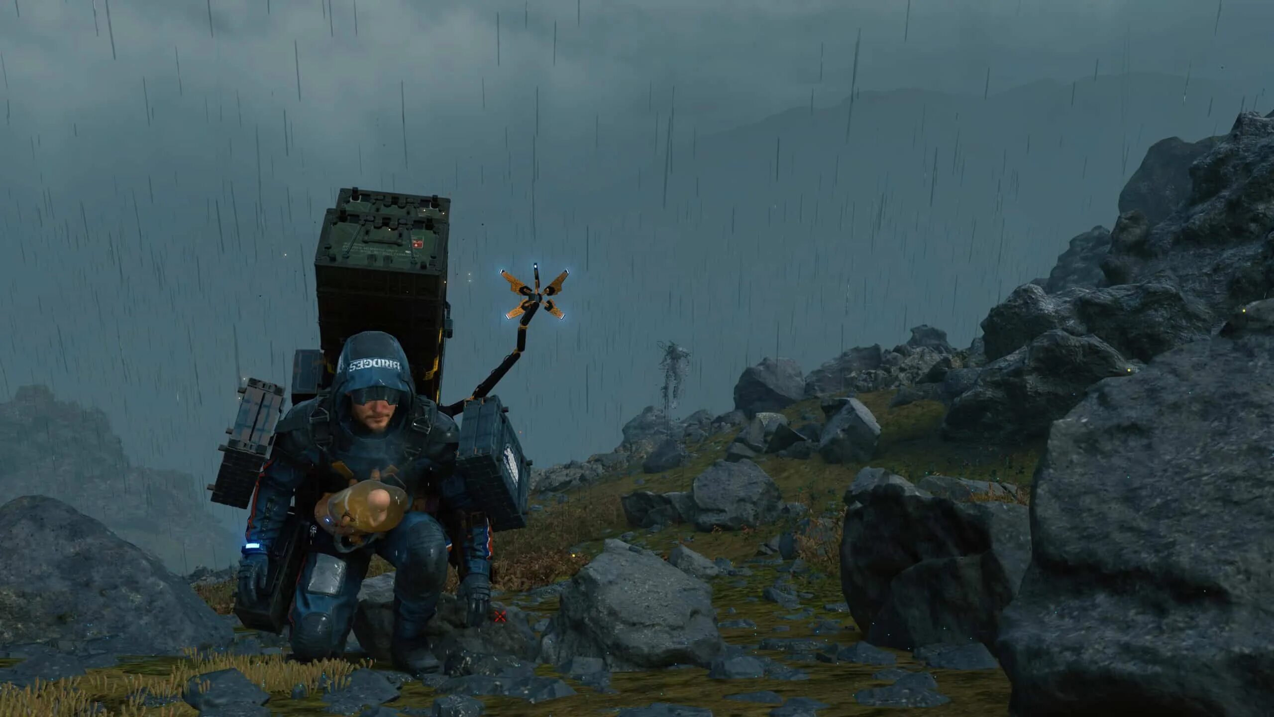 Dead stranding дата выхода. Death stranding director&#039;s cut. death stranding робот доставщик. death stranding кадры из игры. death stranding главный герой груз.
