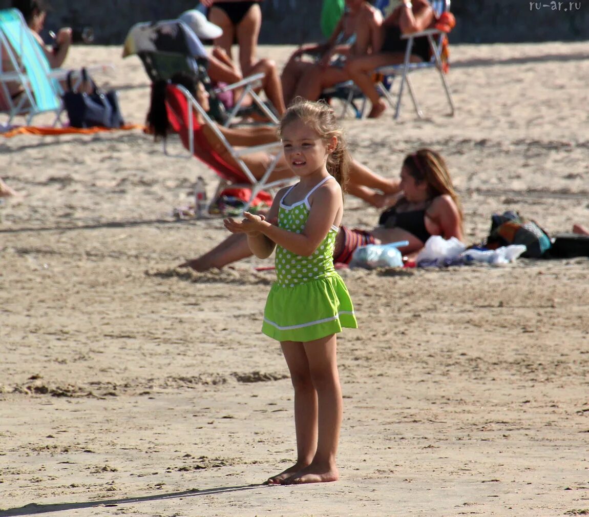 Уругвай, Монтевидео: пляжи, девчонки.. Уругвай Монтевидео пляж. Первоклассницы на пляже. Детский пляж.