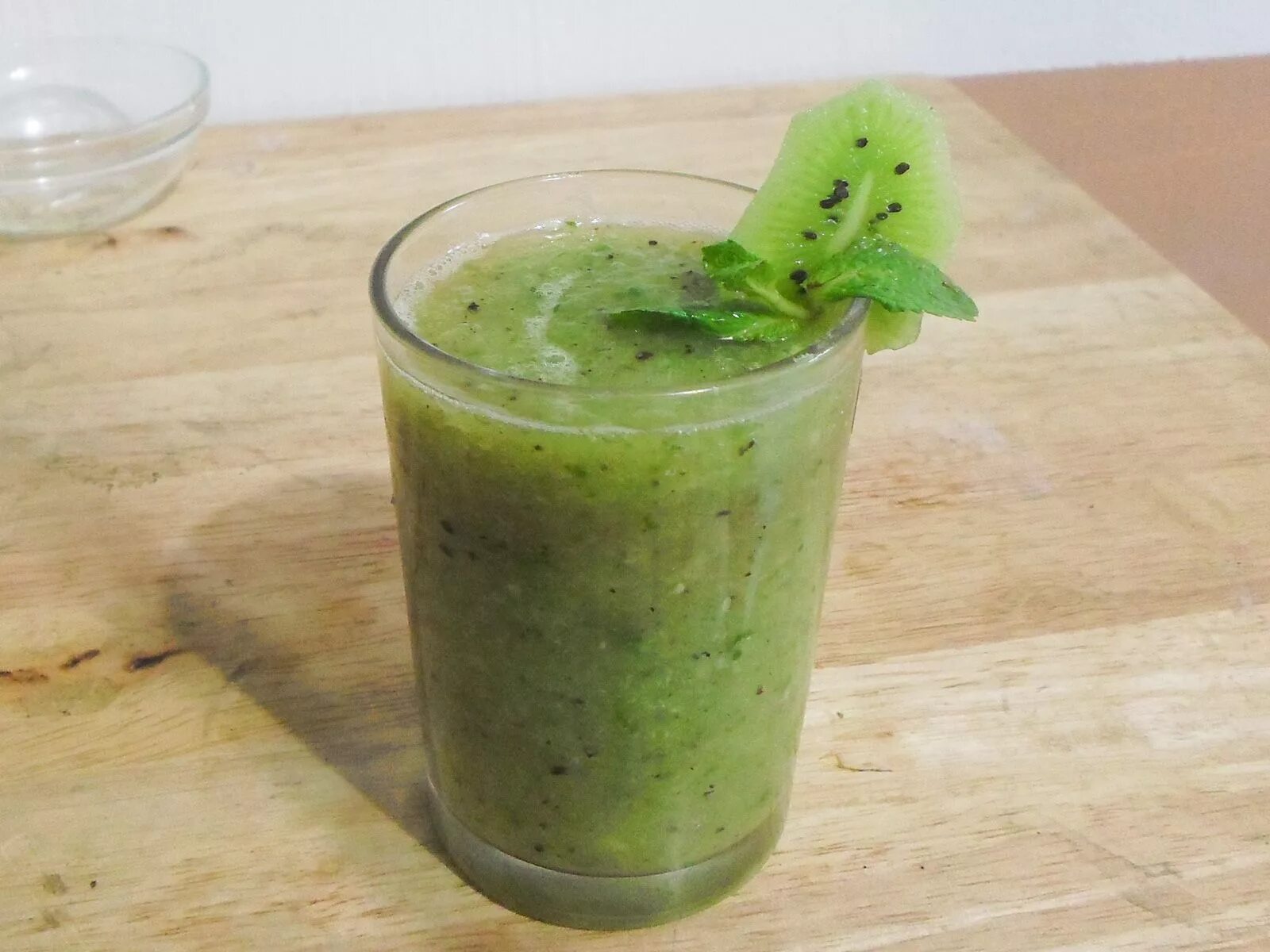 Смузи киви сельдерей. Смузи яблоко сельдерей киви. Напитки смузи Smoothie Green. Смузи сельдерей огурец киви. Смузи фото домашнее