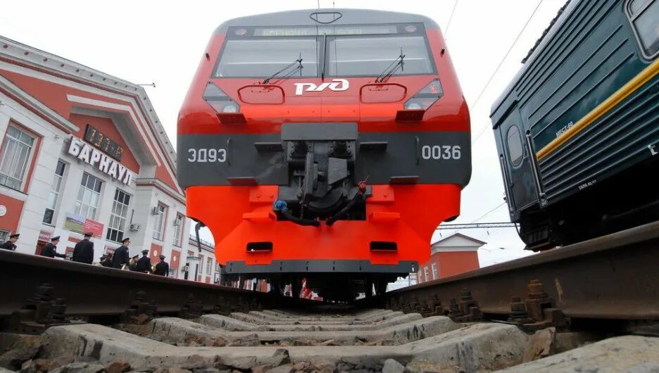 Поезд 2тэ10м. Атаман платов поезд. Поезд алтайская новосибирск. Поезд калина красная барнаул. Поезд калина красная барнаул бийск.