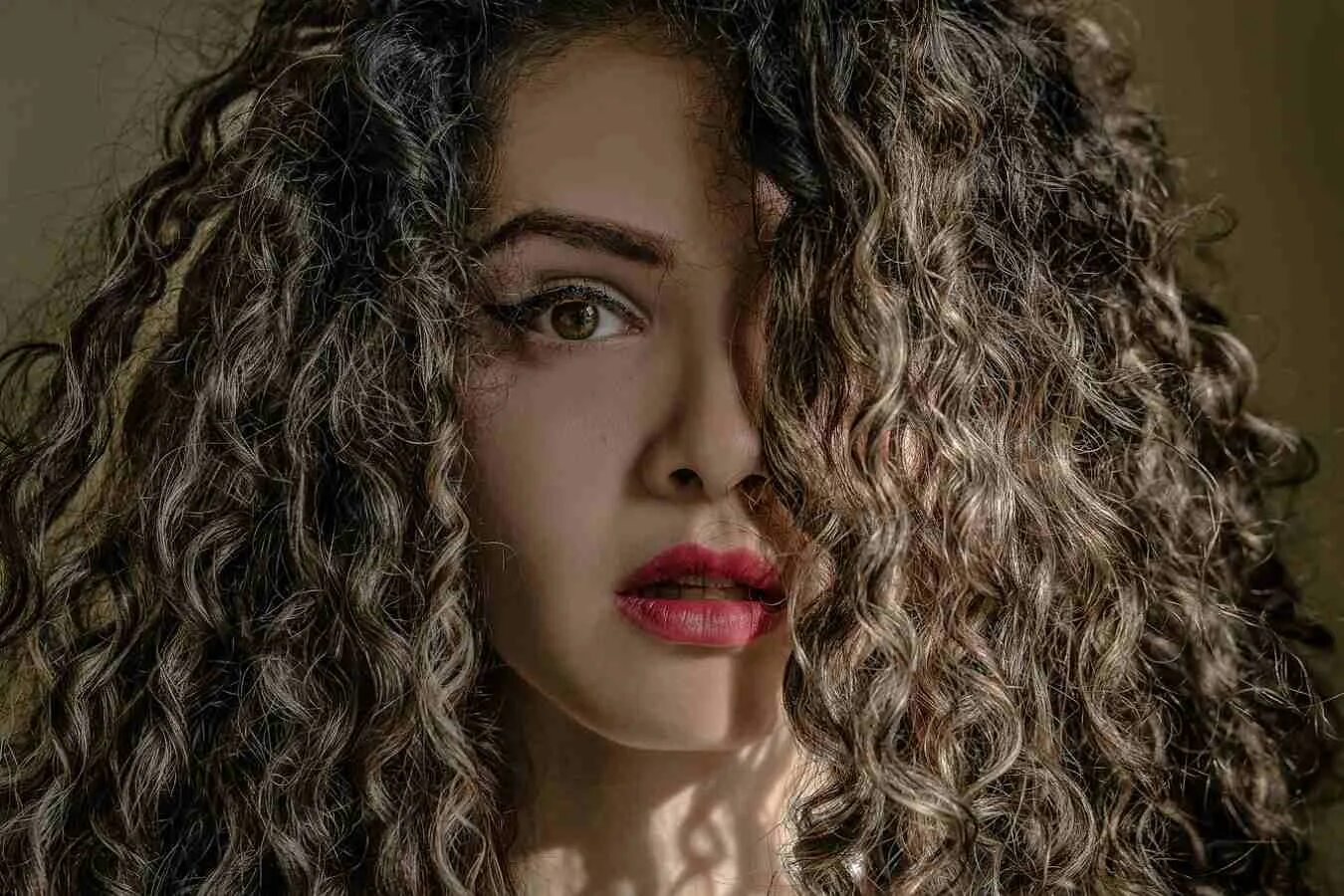 Курли кудри биозавивка. Curly girl. Женские лица кучерявые волосы. Керли кудри биозавивка. Curly girl.