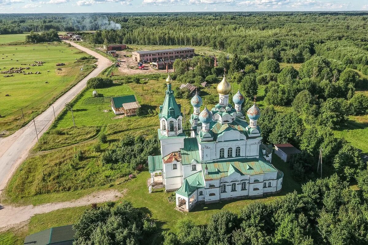 Деревня россия новгородской области. Церковь Димитрия Солунского в Городне. Деревня Городня Новгородская область. Храм Димитрия деревня Городня. Церковь в деревне Городня Новгородская область.