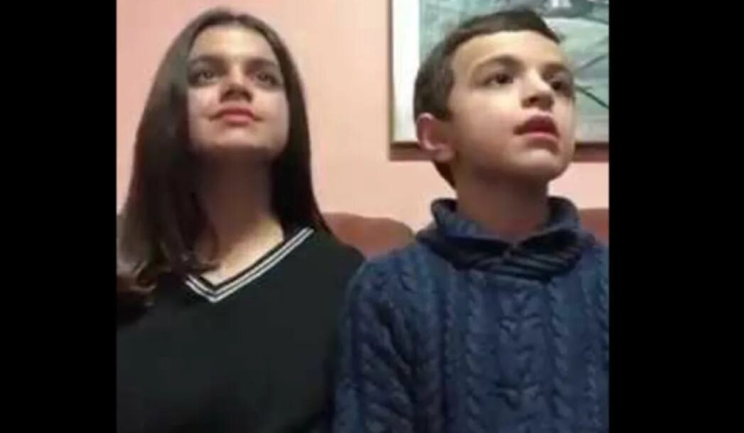 Младший брат петь. Брат и сестра поют. Брат и сестра армяне поют. Брат и сестра классно поют.