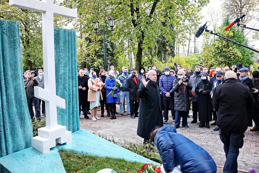 Памятник марку Захарову на Новодевичьем. Могила марка Захарова на Новодевичьем кладбище. Могила марка Захарова.