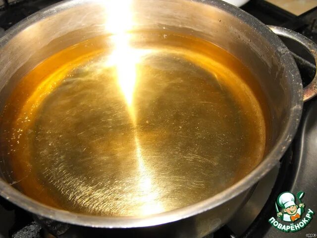 Кипящее масло. Кипящее масло и вода. Форма для выпечки в кипящем масле. Кипение масла.
