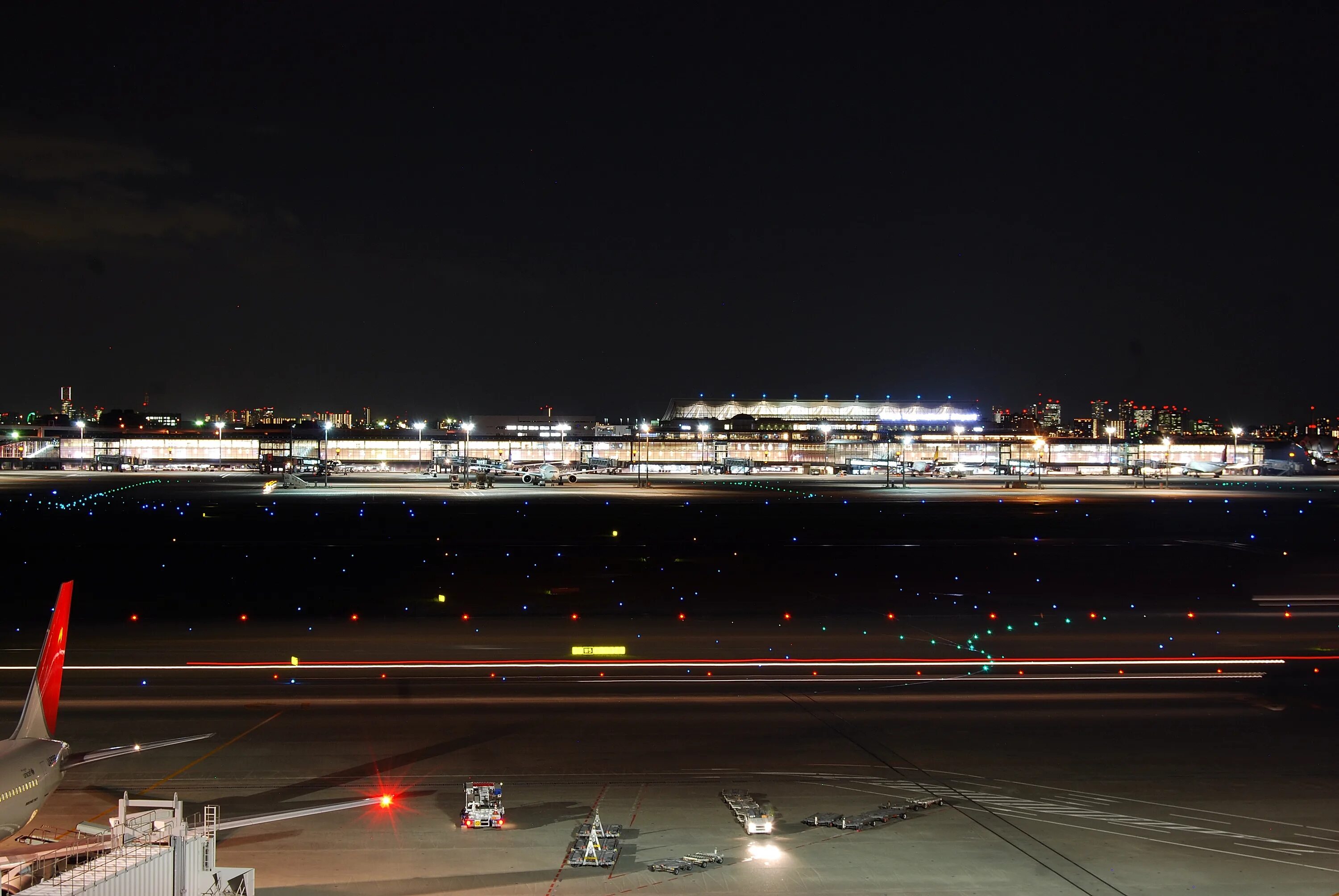 Работают ли аэропорты ночью. ВПП аэропорт Каира. Аэропорт Каир ночью. Аэродром ночью.