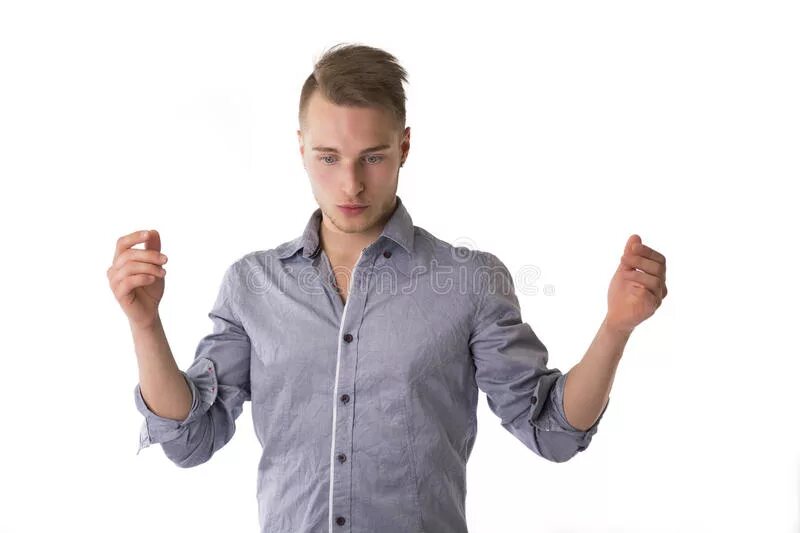 Мужчина указывает вниз. Палец указывает вниз. Парень показывает вниз. Человек показывает вниз. Жест неодобрения.