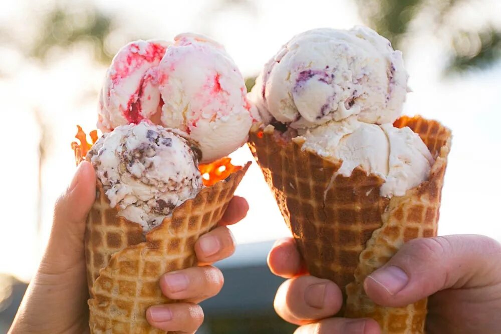 Мороженка на двоих. Мороженое. Мороженое лето. Мороженое картинки. Огромное мороженое.