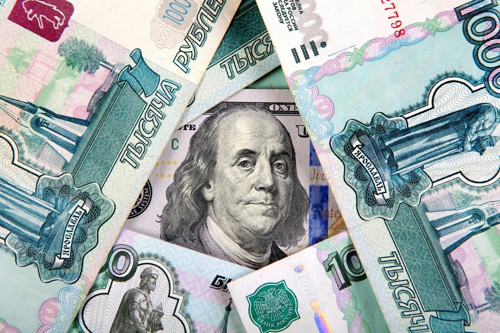 Рубль доллар наличный. Доллары в рубли. Доллары банкноты. Доллар в России. Доллар фото.