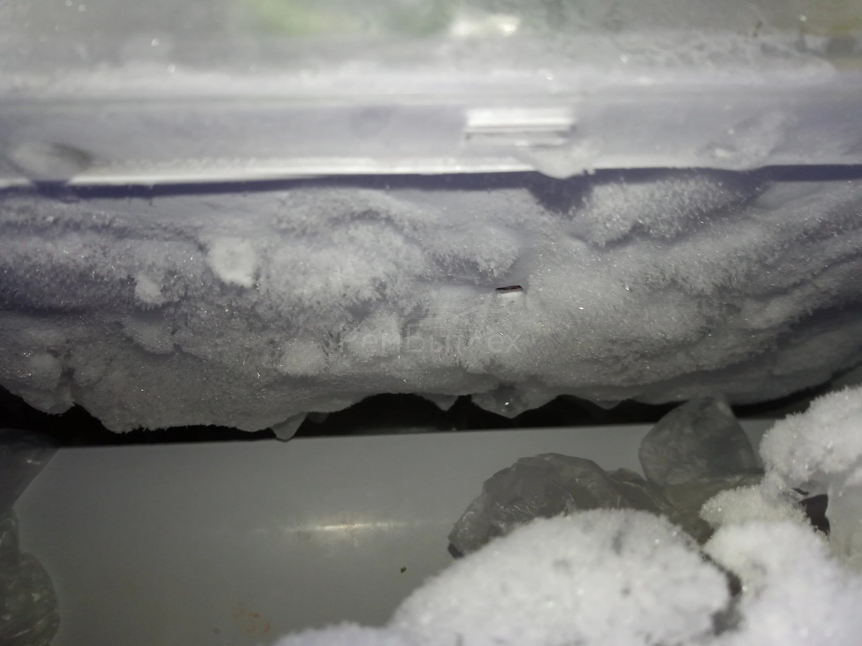 Лед в морозильной камере no frost samsung. Холодильник индезит ноу фрост намерзает лед. Холодильник самсунг намерзает лед внизу. Холодильник самсунг намерзает лед внизу. Наледь в морозильной камере.