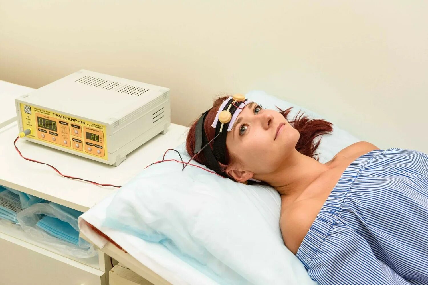Транскраниальная электростимуляция головного мозга аппарат. Транскраниальная электроанальгезия аппарат. Транскраниальной электрической стимуляции. Прибор тэс 03. Транскраниальная электростимуляция (тэс).