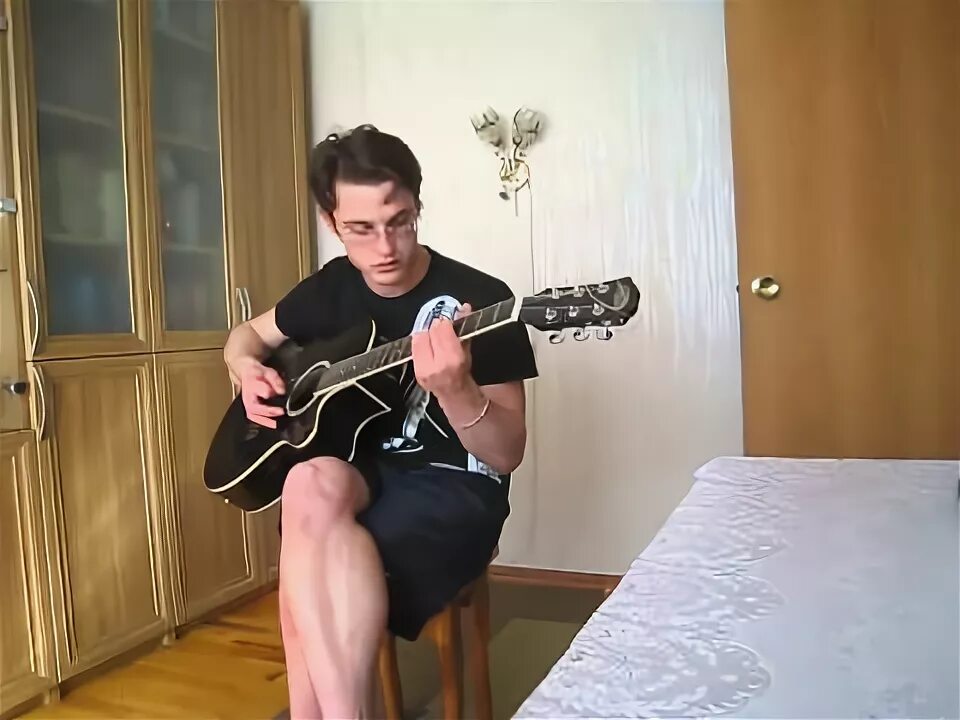 Какую музыку играют на гитаре. Красивая игра на акустической гитаре. Какнаучится рать на гитаре. Гитары. Компания с гитарой.