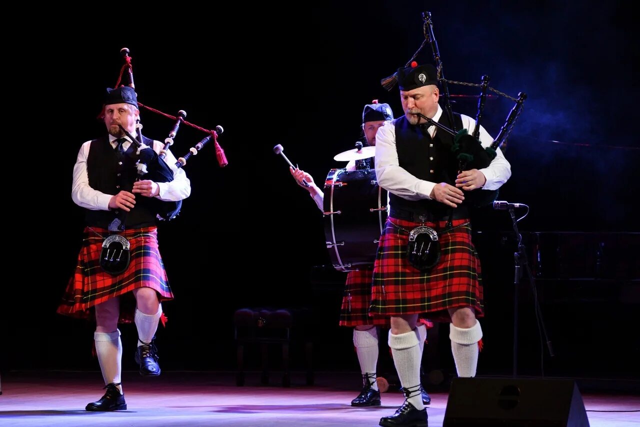 Оркестр волынщиков. Оркестр волынщиков city pipes. рок-хиты на шотландских волынках. концерт &quot;рок-хиты на шотландских волынках&quot; оркестра &quot;city pipes&quot;. сити пайпс волынщики.