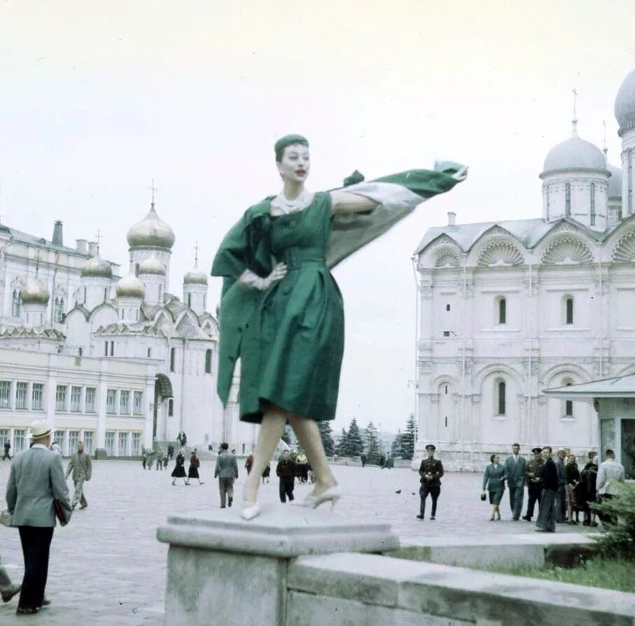 Ив сен лоран в москве. Показ Диора в Москве 1959. Кристиан диор в Москве 1959. 1959 Показ Кристиан Диора. Кристиан диор в СССР 1959 год.