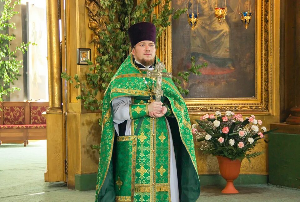 священник роман маркелов ноябрьск. иерей вадим кузьмицкий. свящ николай бабкин. священник служит. священник служит.